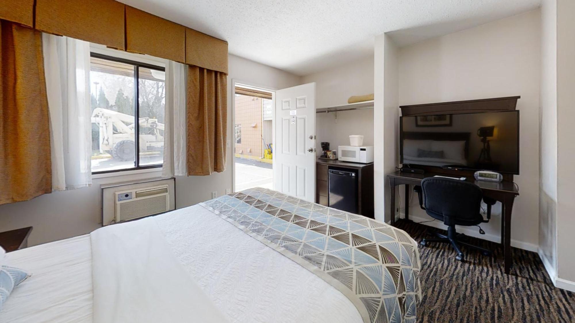 Standard Room 1 Queen Bed Non-Pet Friendly,1676737478:JPEG